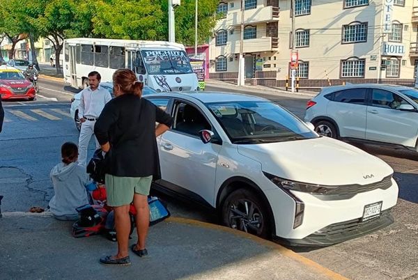 ¡PAREJA EN MOTO SALEN DISPARADOS POR “TORTAZO”!