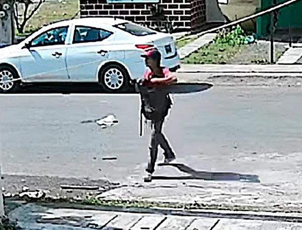 ¡GRABAN A ‘RATOTA’ SAQUEANDO UNA VIVIENDA EN LOMAS 4!