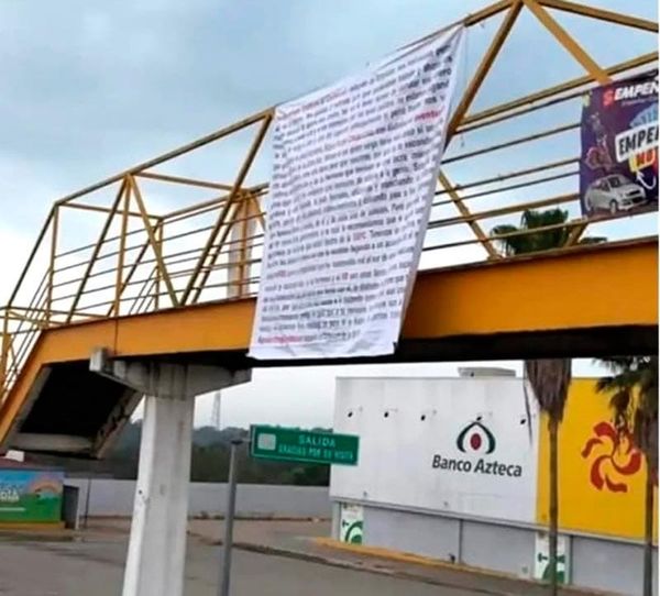 ¡LE CUELGAN LONAS AL DELEGADO ‘CACHORRO’ DE LA SSP!