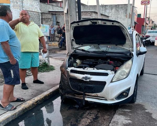 ¡SE CHAMUSCA CHEVY Y ALCANZA A QUEMAR SPARK!