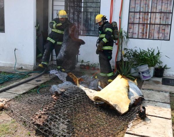 ¡SE QUEMA CASA POR COLCHÓN EN LLAMAS!