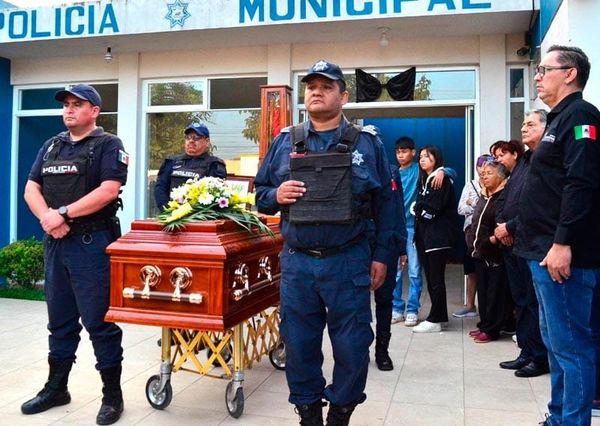¡SEPULTAN CON HONORES A POLICÍA DE TLAPACOYAN!