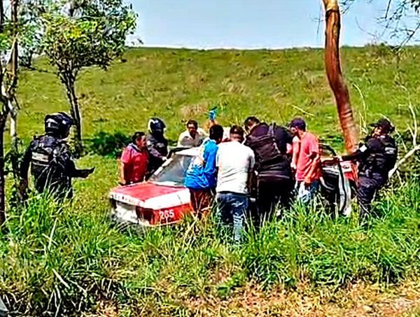 ¡TAXISTA SALE DEL CAMINO Y CHOCA CONTRA ÁRBOL!