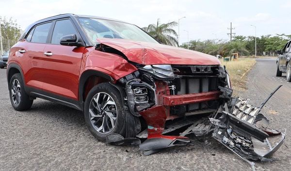 ¡SE DESBARATA DESPUÉS DE CHOCAR CONTRA CAMIÓN DE PASAJE!