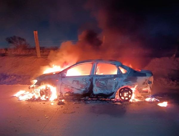 ¡SE INCENDIA AUTOMÓVIL CERCA DEL AEROPUERTO!