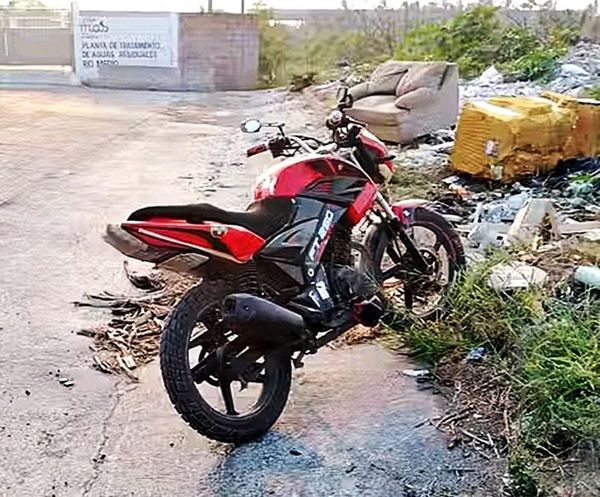 ¡ABANDONAN MOTOCICLETA DEPORTIVA EN RÍO MEDIO 2!