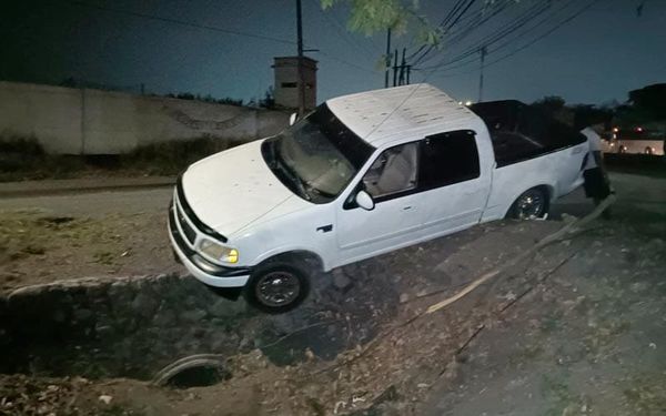 ¡CONDUCTOR EBRIO SE VA AL DESAGÜE!