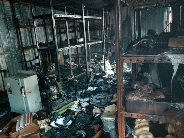 ¡SOFOCAN INCENDIO EN BODEGA DE CONSTRUCTORA!