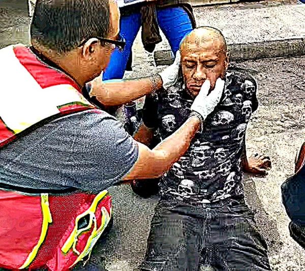 ¡SE ROMPE LA CABEZA BAJANDO DEL AUTOBÚS!