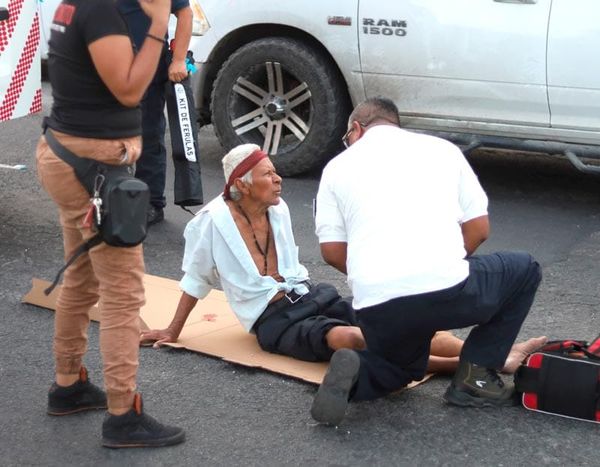 ¡MOTOCICLISTA ATROPELLA A SEXAGENARIO!
