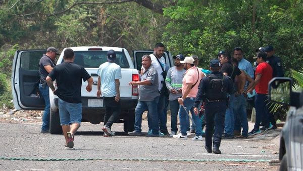 ¡CAE BANDA DE ROBA-MOTOS! - VECINOS IBAN A CAZARLOS PERO POLICIAS SE ADELANTARON Y LOS DETUVIERON