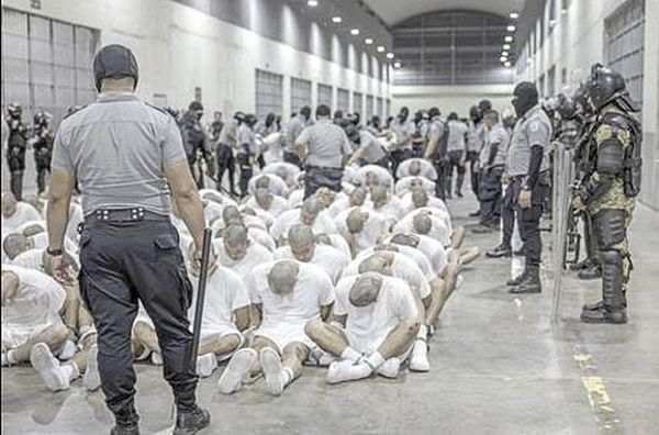 ¡MANDAN A 238 VENEZOLANOS SIN PAPELES MEGA-CÁRCEL DE BUKELE! - DESAFÍA ORDEN DE JUEZ FEDERAL QUE PROHIBÍA DEPORTACIONES
