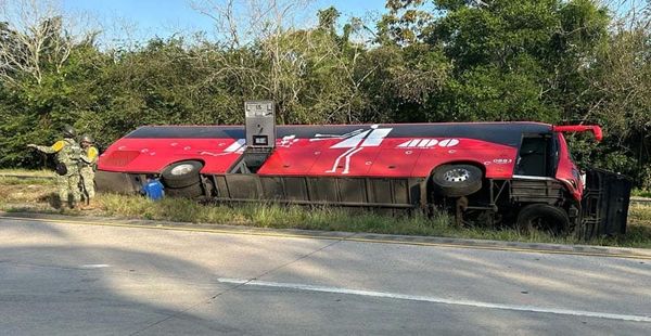 ¡VOLCADURA MORTAL! - UNA MUJER MUERTA Y DIEZ PASAJEROS RESULTARON HERIDOS, EL CHOFER SE DIO A LA FUGA