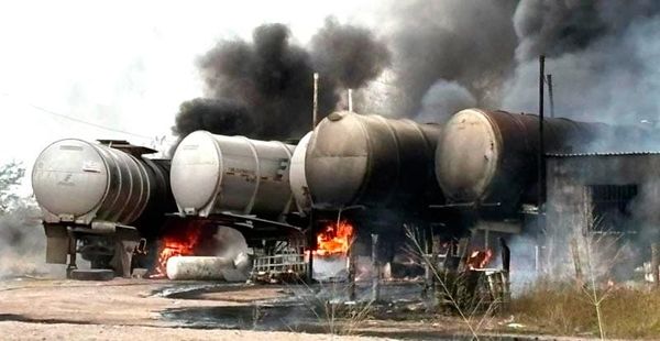 ¡ARDEN 4 PIPAS EN EL MORALITO! - BOMBEROS DE COTAXTLA Y PEMEX SOFOCARON EL FUEGO