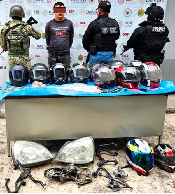 ¡DETENIDO CON 7 MOTOS EN CATEO EN XALAPA! - ADEMAS DE 12 CASCOS, DROGA Y UN AUTOMOVIL