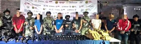 ¡DETIENEN BANDA DE 11 CRIMINALES Y ASEGURAN UN SÚPER ARSENAL! - EN OPERATIVO DE FUERZAS FEDERALES EN TUXPAN