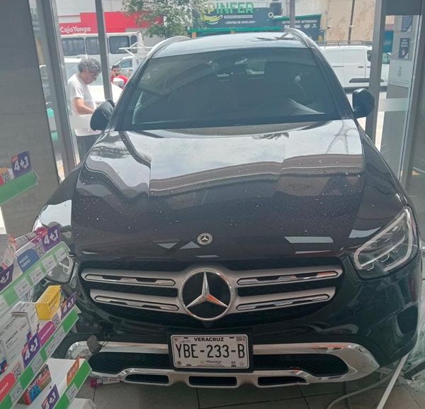 ¡ESTACIONA CAMIONETA DE LUJO DENTRO DE LA FARMACIA! - TRABAJADORES SE LLEVAN TREMENDO SUSTOTE