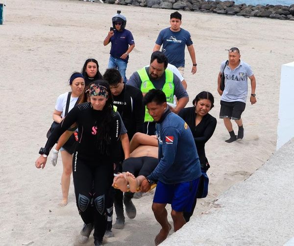 ¡RESCATAN A BUZO DE MORIR AHOGADO! - SE PUSO MAL CERCA DE LA ISLA DE SACRIFICIOS