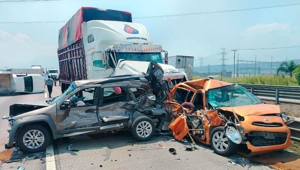 ¡SEIS HERIDOS EN CARAMBOLAZO EN LA AUTOPISTA! - CAMIÓN TORTON EMBISTIÓ DOS CAMIONETAS, DEJO PRENSADA OTRA Y TERMINO CHOCANDO CONTRA DOS AUTOMÓVILES