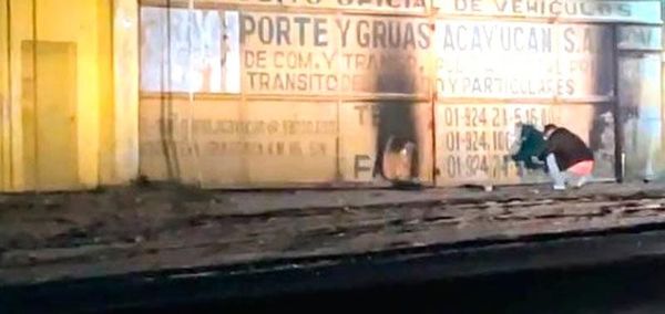 ¡ATACAN CON BOMBAS MOLOTOV CONTRA FACHADA DE GRÚAS ACAYUCAN!