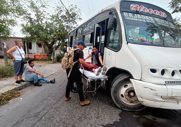 COLISIONAN CAMIÓN URBANO Y UN AUTOMOVILISTA DEJANDO VARIOS HERIDOS EN MATA DE PITA - ¡CARRETERAZO!
