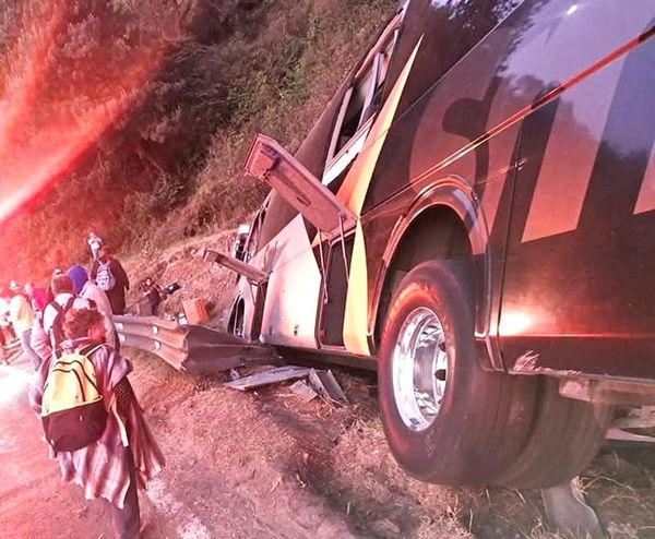 ¡CHOCÓ AUTOBÚS CON PROFESORES EN LAS CUMBRES DE MALTRATA!