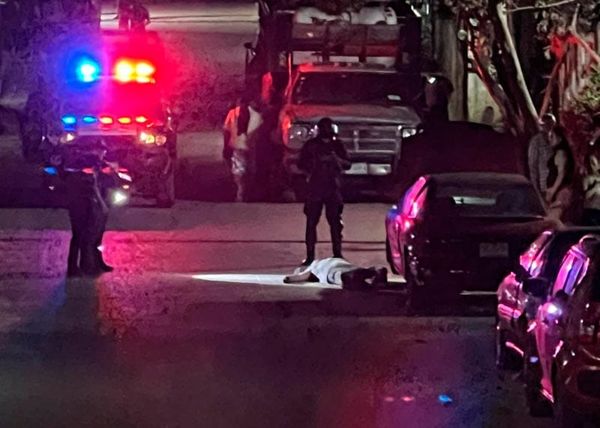 ¡EJECUTAN A EX POLICÍA FRENTE A SU ESPOSA!