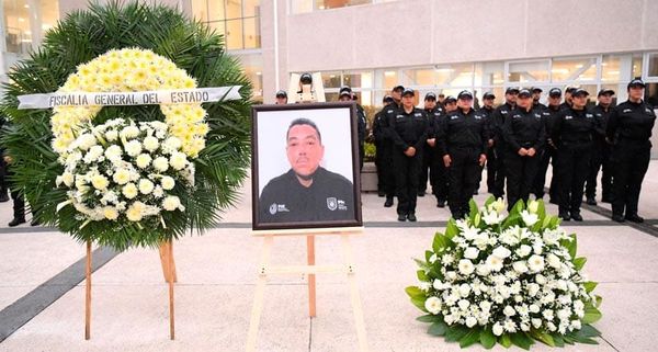 ¡HOMENAJE AL COMANDANTE RAÚL PALMA EN LA FGE!