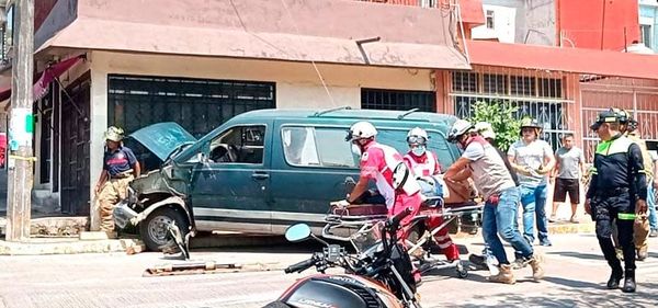 ¡MATÓ A SU ESPOSO CUANDO REPARABA LA CAMIONETA! - SEÑORA SE EQUIVOCO DE PEDAL Y PISO EL ACELERADOR APLASTANDO AL MECÁNICO