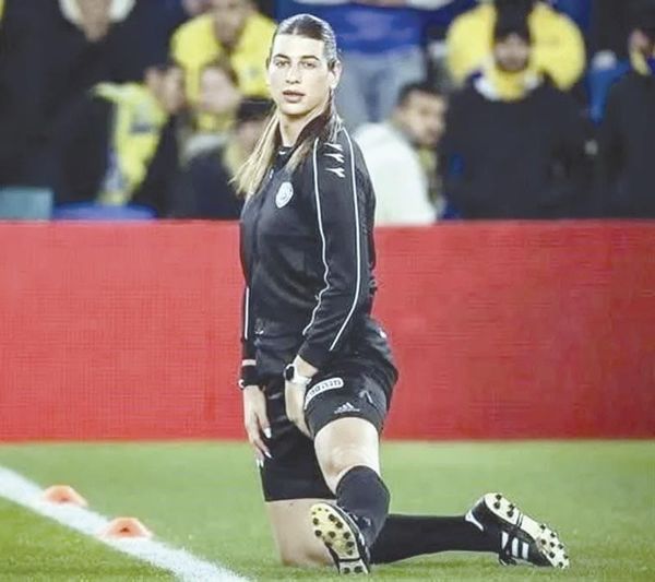 ¡ÁRBITRA TRANSGÉNERO HACE HISTORIA EN EL FÚTBOL MUNDIAL!
