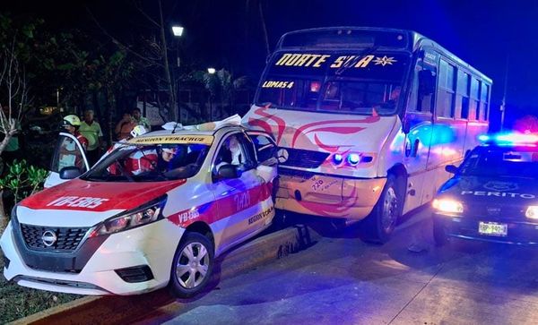 ¡CAMIÓN DE PASAJE EMBISTE Y DEJA PRENSADO A TAXISTA!