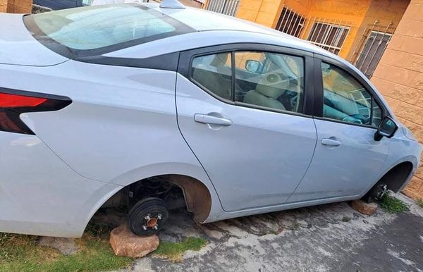 ¡DEJAN SIN LLANTAS A DOS VEHÍCULOS EN GEO VILLAS!