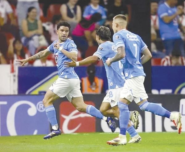 ¡DERROTA CRUZ AZUL A CHIVAS Y ACECHA LOS PRIMEROS LUGARES!