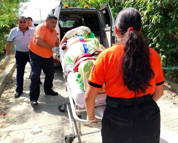 ¡MUJER SUFRIÓ AMPUTACIÓN DE LA MANO AL EXPLOTARLE UNA BOTELLA!