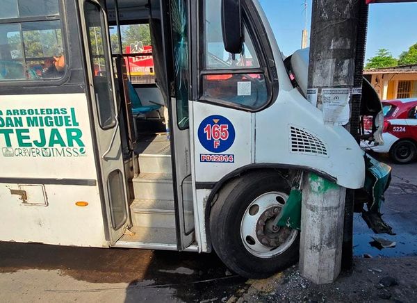 ¡POR IR “JUGANDO CARRERITAS” CHOCÓ CONTRA POSTE DE CFE!