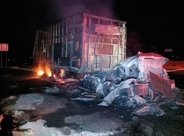 ¡SE ACHICHARRÓ TRACTO-CAMIÓN CON MAQUINARIA!