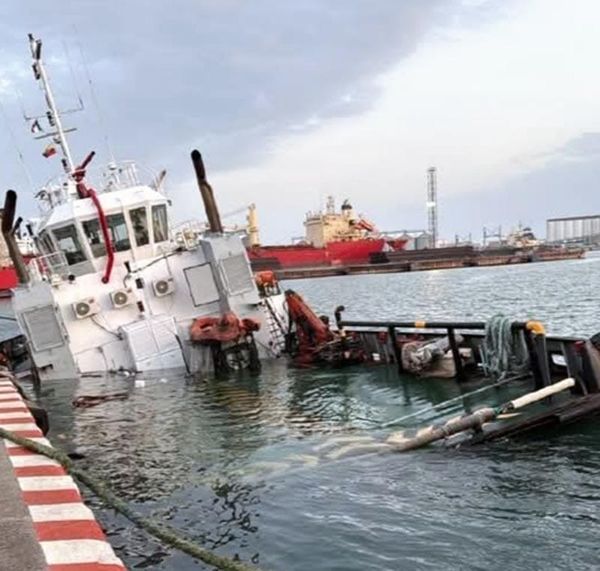 ¡SE HUNDIÓ REMOLCADOR EN EL MALECÓN!
