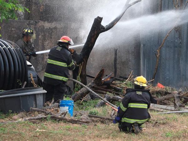 ¡SE PRENDE BODEGA POR QUEMA DE BASURA!