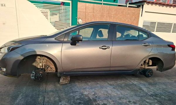 ¡DEJAN SIN LLANTAS DOS AUTOMÓVILES EN PUENTE MORENO!