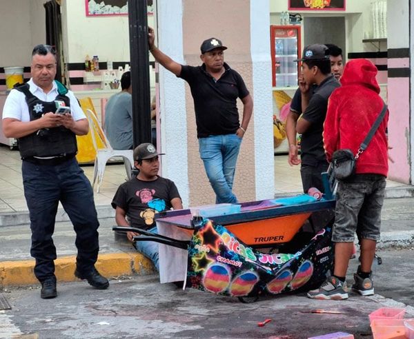 ¡TAXISTA EMBISTIÓ A VENDEDOR DE JICALETAS!