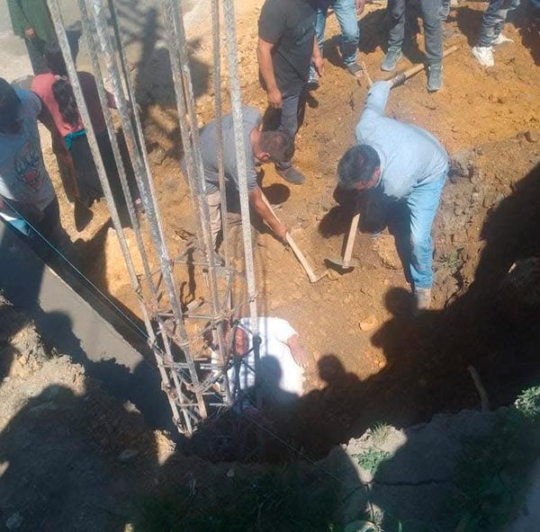 ¡VECINOS RESCATAN A TRES ALBAÑILES SEPULTADOS!