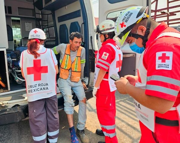 ¡ATROPELLA A TRABAJADOR QUE REPARABA REGISTRO!