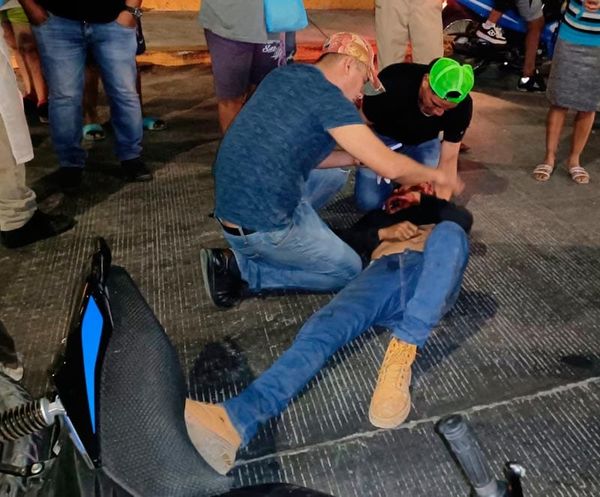 ¡AUTOMÓVIL JAPONÉS MANDA AL HOSPITAL A MOTOCICLISTA!