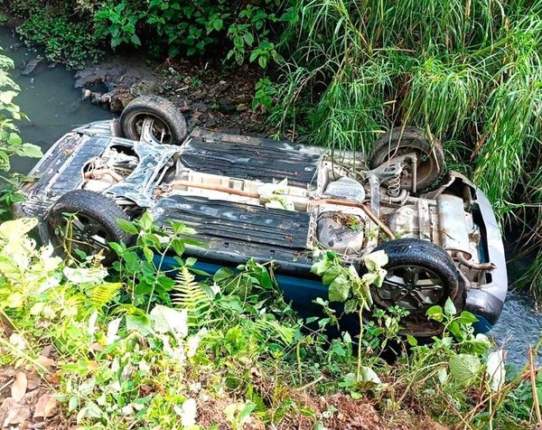 ¡CAMIONETÓN CAYÓ A CANAL DE AGUAS NEGRAS!