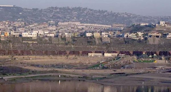 ¡EU CONSTRUYE UN MURO SOBRE CANAL DEL RÍO EN TIJUANA!