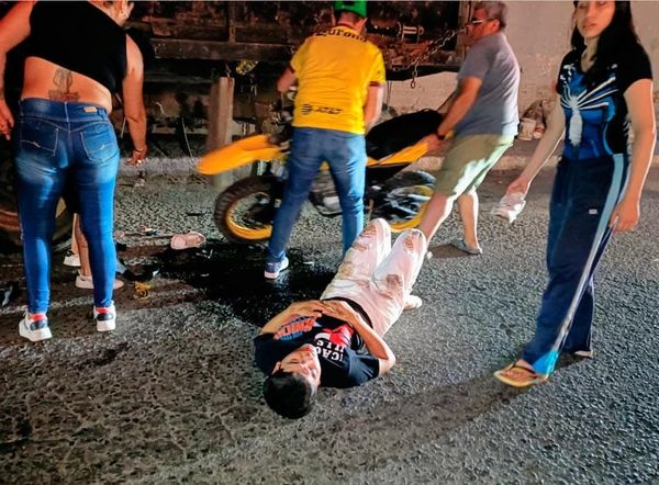 ¡MOTOCICLISTA SE IMPACTA CONTRA CAMIÓN DE CARGA!
