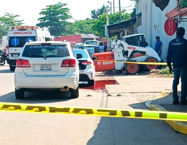 ¡MUERE APLASTADO POR MINI EXCAVADORA!