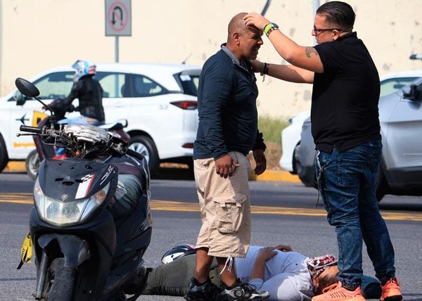 ¡PAREJA EN MOTO TERMINAN RASPADOS EN EL PAVIMENTO!
