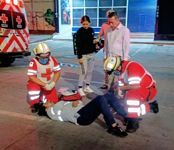 ¡SE ENREDA CON CABLE Y CAE DE LA MOTOCICLETA!