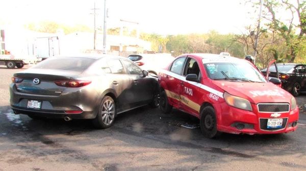 ¡VENÍA HABLANDO CON EL CELULAR Y LE PEGA A TAXISTA!